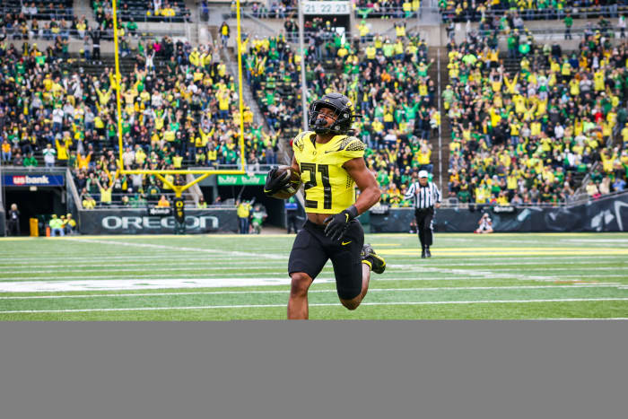 Oregon Ducks running back Byron Cardwell runs for a touchdown against the Colorado Buffaloes in 2021.